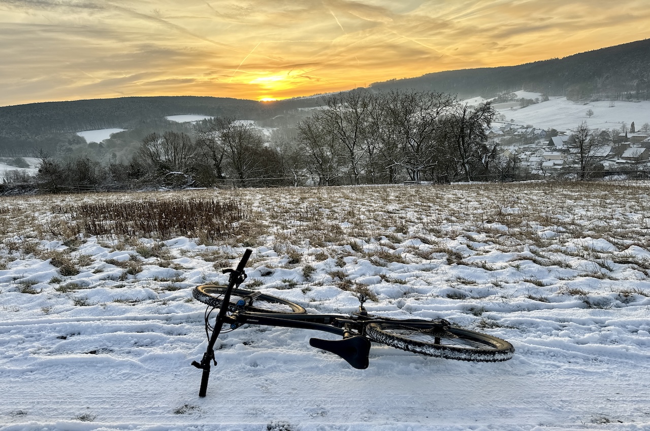 fahrrad schnee sonnenaufgang